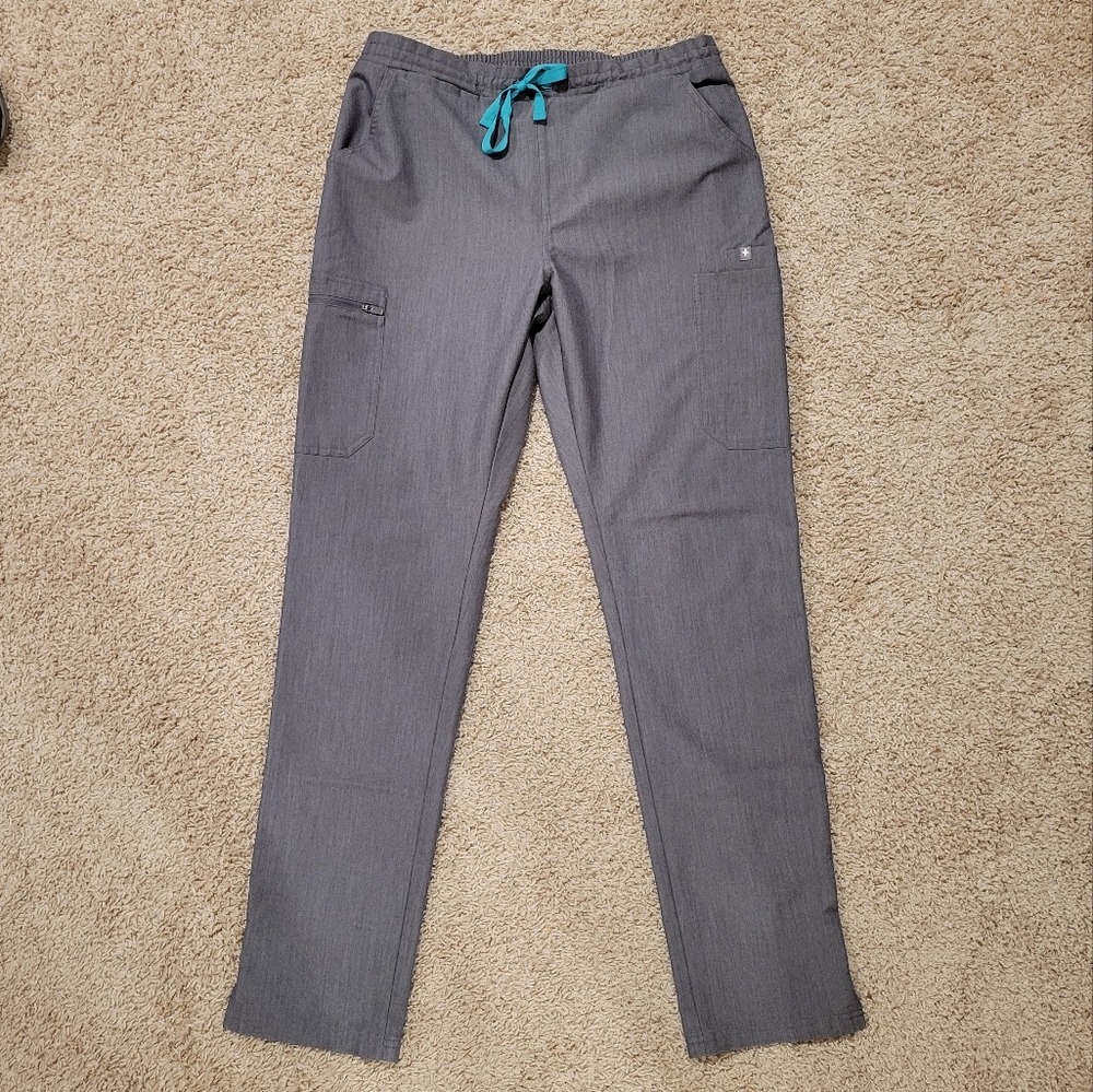 Medium/Tall Yola Skinny Figs Scrub Pant in graphite.